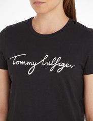 Tommy Hilfiger - HERITAGE CREW NECK GRAPHIC TEE - t-shirt & tops - masters black - 9