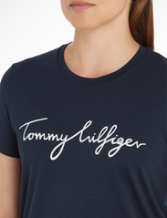Tommy Hilfiger - HERITAGE CREW NECK GRAPHIC TEE - t-shirts - midnight - 9