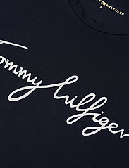 Tommy Hilfiger - HERITAGE CREW NECK GRAPHIC TEE - t-shirts & tops - midnight - 2