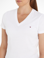 Tommy Hilfiger - HERITAGE V-NECK TEE - t-shirts - classic white - 8