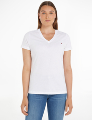 Tommy Hilfiger - HERITAGE V-NECK TEE - t-shirts - classic white - 12