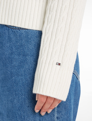 Tommy Hilfiger - CABLE ALL OVER V-NK SWEATER - pulls - ecru - 4