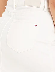 Tommy Hilfiger - DNM MINI SKIRT HW ECRU - kurze röcke - ecru - 3