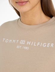 Tommy Hilfiger - MDRN REG CORP LOGO C-NK SWTSHRT - plus size & curvy - beige - 4