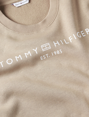 Tommy Hilfiger - MDRN REG CORP LOGO C-NK SWTSHRT - plus size & curvy - beige - 7