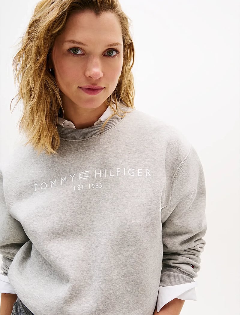 Tommy Hilfiger - MDRN REG CORP LOGO C-NK SWTSHRT - dressipluusid - light grey heather - 5