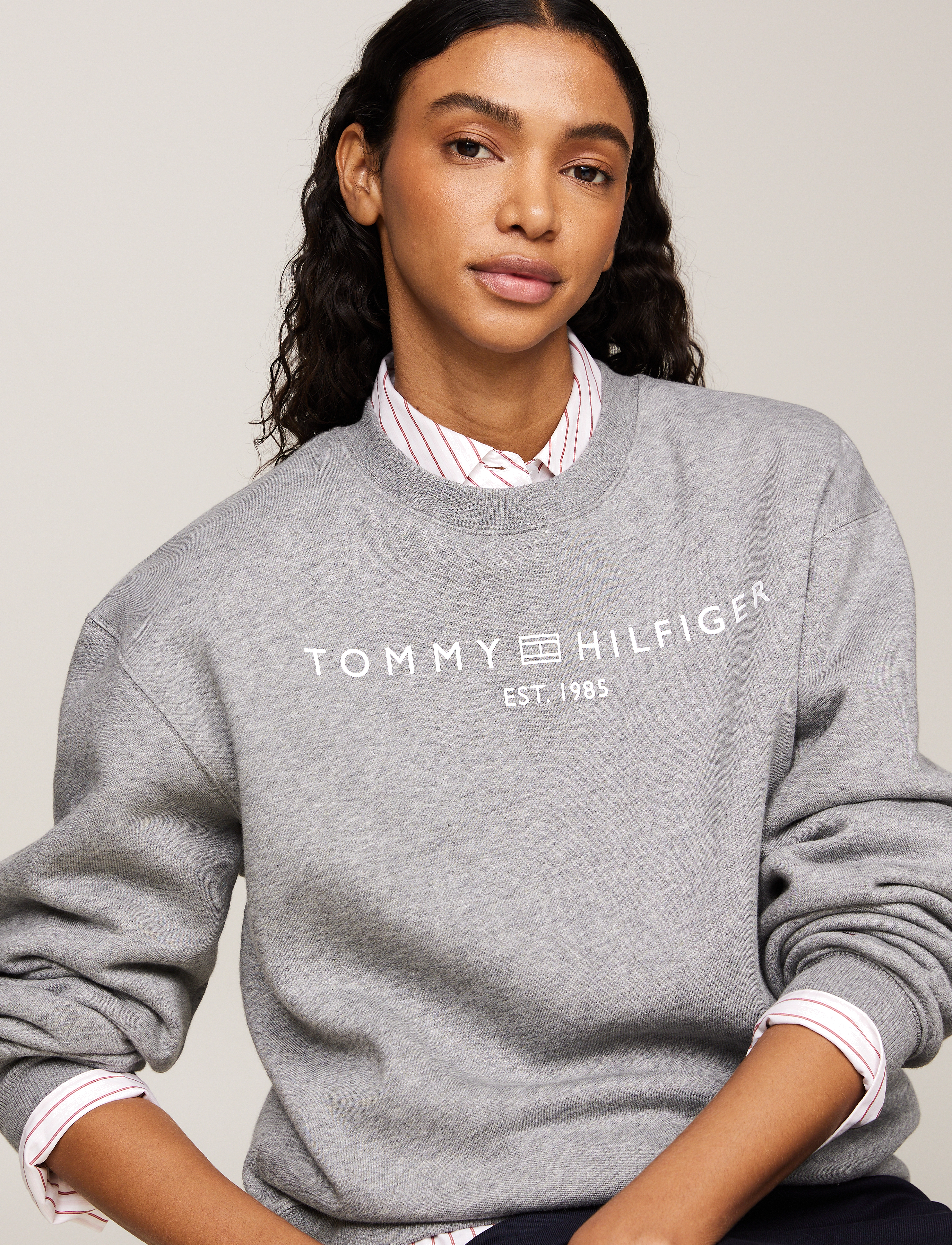 Tommy Hilfiger - MDRN REG CORP LOGO C-NK SWTSHRT - sweatshirts & hættetrøjer - medium heather grey - 3