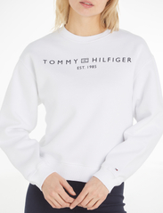 Tommy Hilfiger - MDRN REG CORP LOGO C-NK SWTSHRT - plus size - th optic white - 4