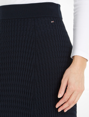 Tommy Hilfiger - MICRO CABLE FLARED SKIRT - midi-röcke - desert sky - 4