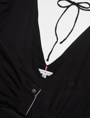 Tommy Hilfiger - FLUID SOLID SHORT V-NECK DRESS - hemdkleider - black - 2