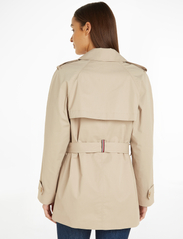 Tommy Hilfiger - COTTON SHORT TRENCH - trench coats - beige - 2