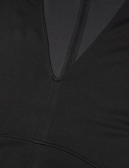 Tommy Hilfiger - SHINY INTERLOCK V-NK NS KNEE DRS - vidutinio ilgio suknelės - black - 4