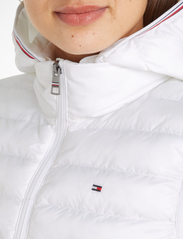 Tommy Hilfiger - LW PADDED GLOBAL STRIPE VEST - down- & padded jackets - th optic white - 3