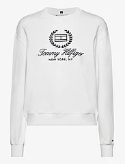 Tommy Hilfiger - REG FLAG SCRIPT CNK SWTSHRT - sweatshirts & kapuzenpullover - th optic white - 0