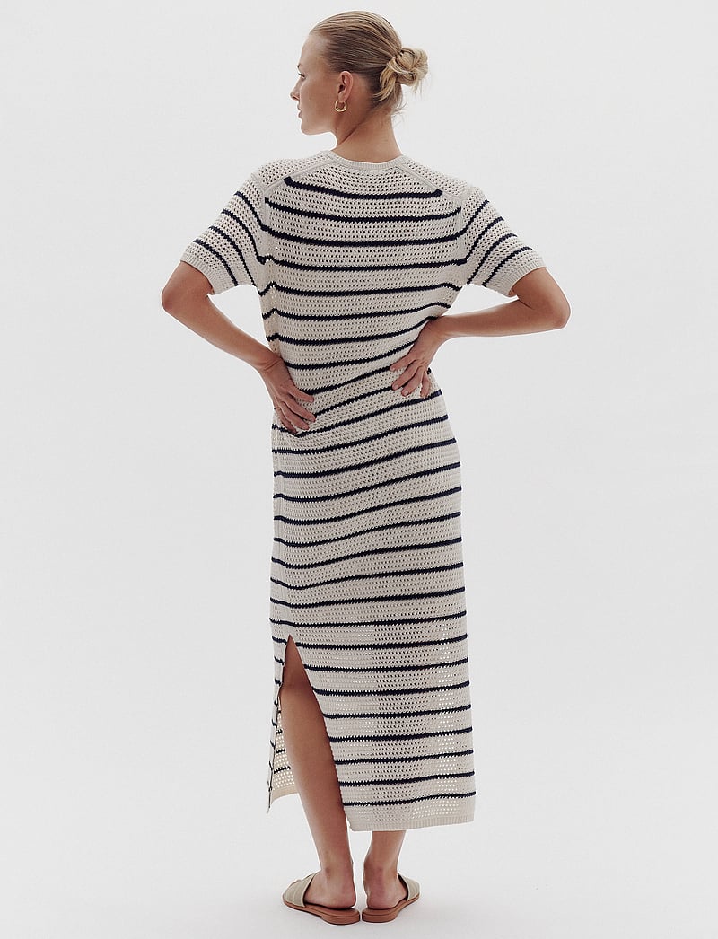 Tommy Hilfiger - POINTELLE CROCHET SS SWT DRESS - t-shirtklänningar - ivory petal/dark night navy stp - 2