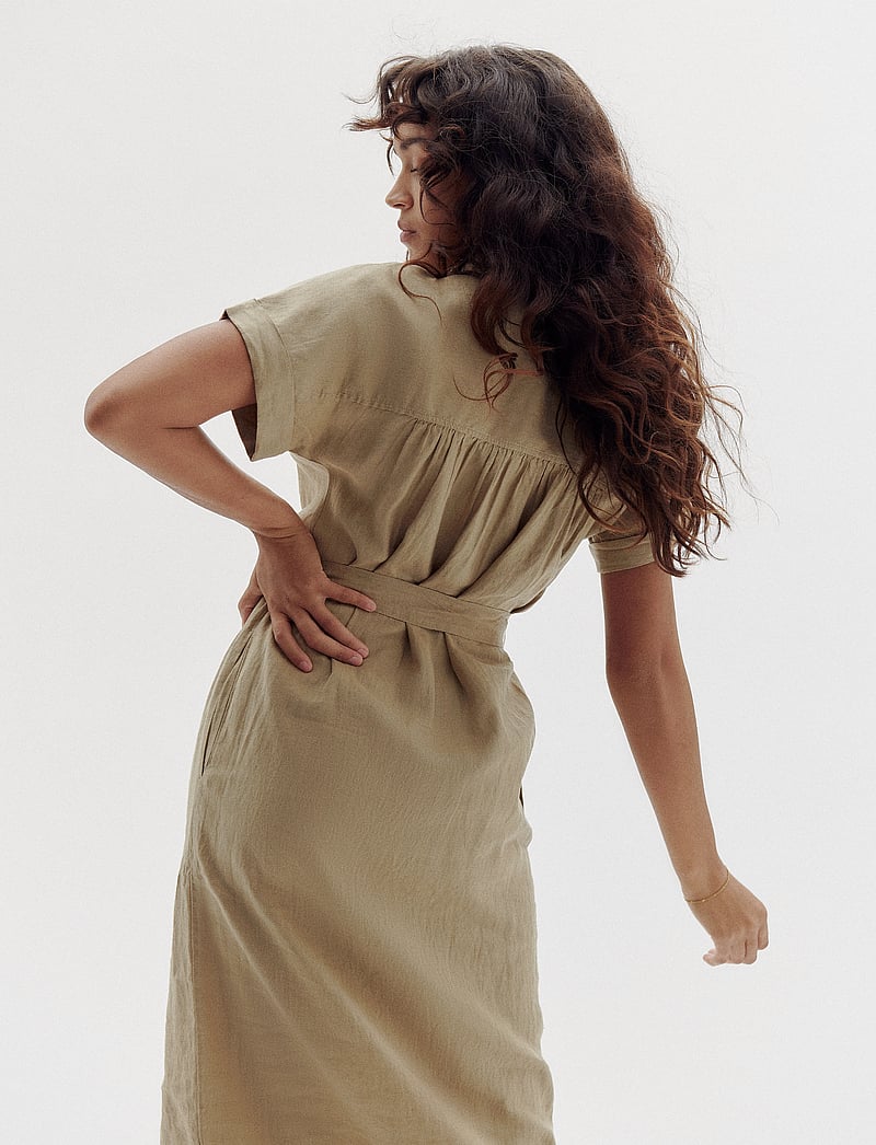 Tommy Hilfiger - ESS LINEN S/S MIDI SHIRT DRESS - hemdkleider - camel - 2