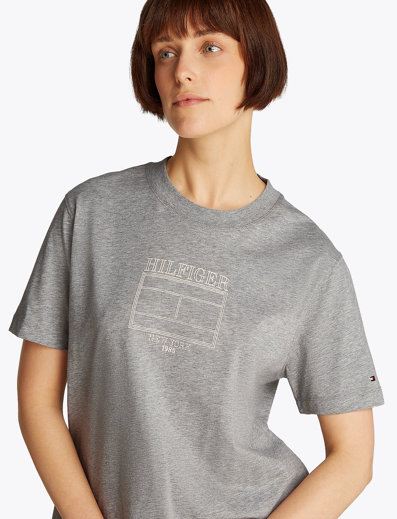 MDRN OUTLINE FLAG C-NK TEE - LIGHT GREY HTR
