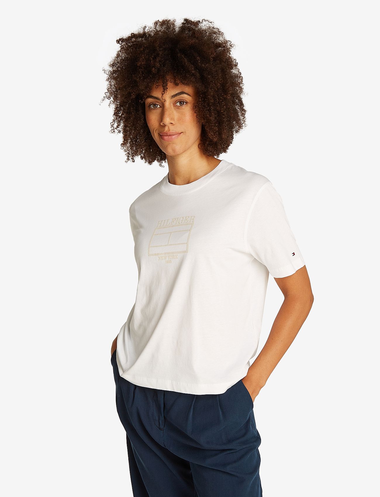 Tommy Hilfiger - MDRN OUTLINE FLAG C-NK TEE - sügisesed riided - th optic white - 2