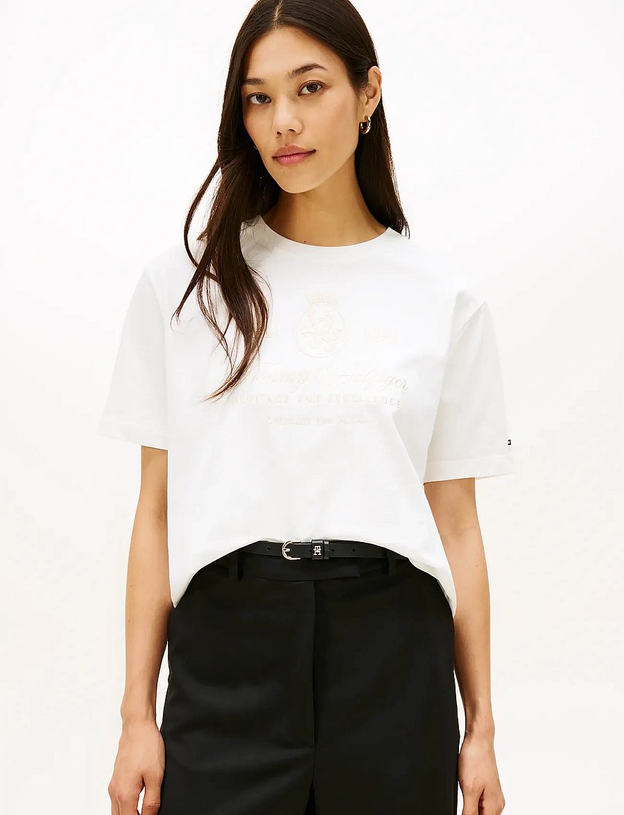 Tommy Hilfiger - VARSITY CREST RLX SS TEE - t-shirts - ecru - 0