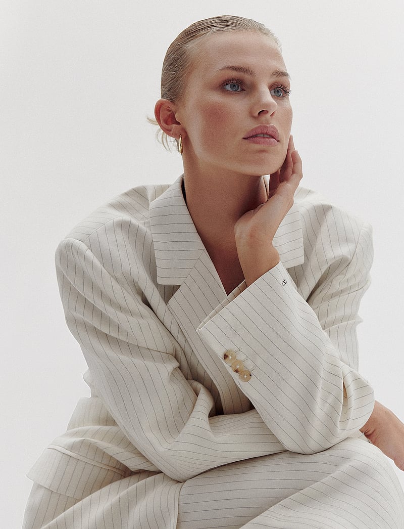 Tommy Hilfiger - VISCOSE LINEN RELAXED SB BLAZER - oversized blazere - cream/ grey pinstripe cw fabric - 3