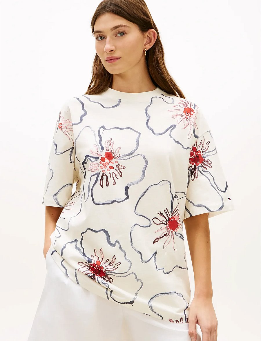 Tommy Hilfiger - FLOWER GRAPHIC RLX C-NK SS TEE - t-shirts - linear poppy ivory silk - 0