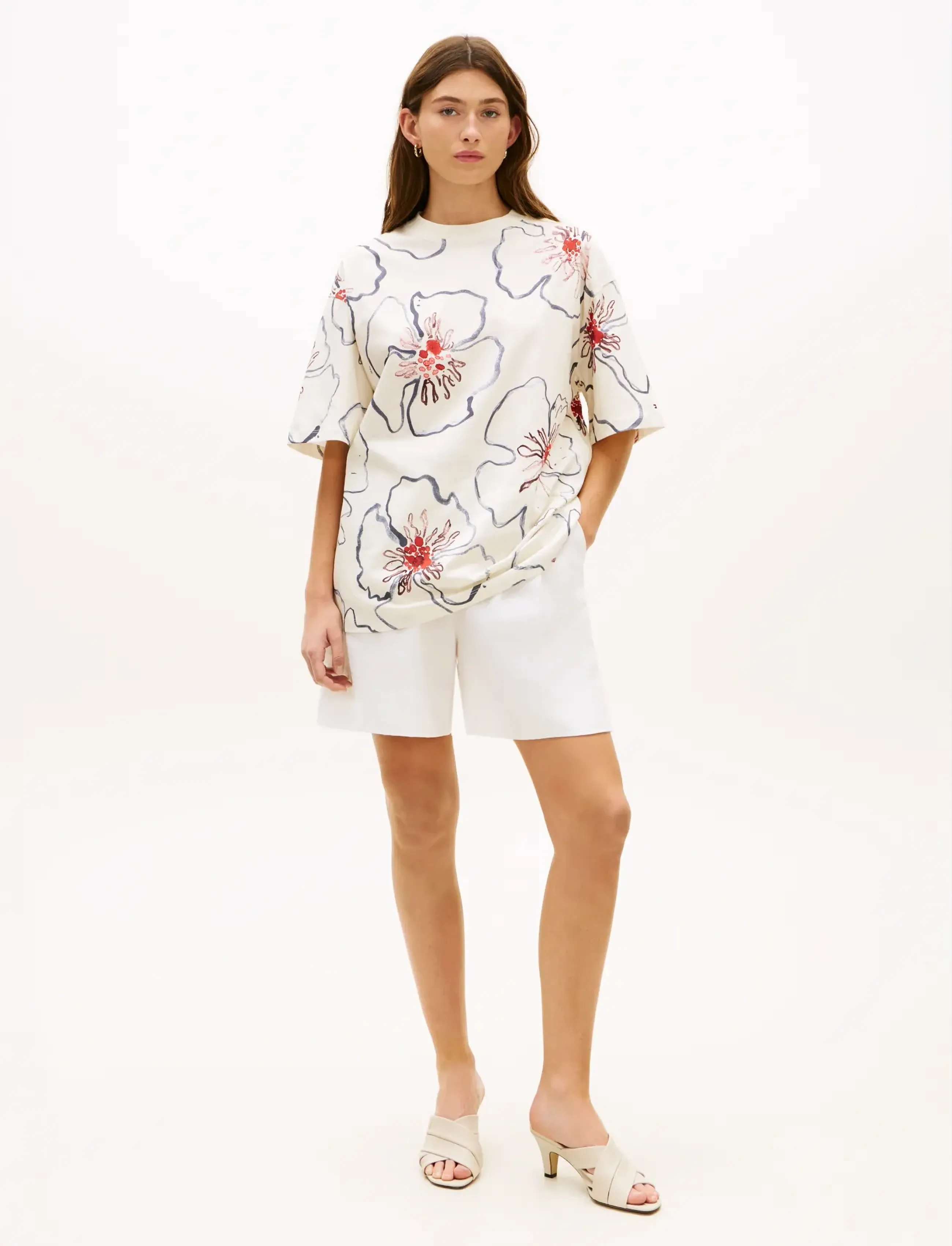 Tommy Hilfiger - FLOWER GRAPHIC RLX C-NK SS TEE - t-shirts - linear poppy ivory silk - 3