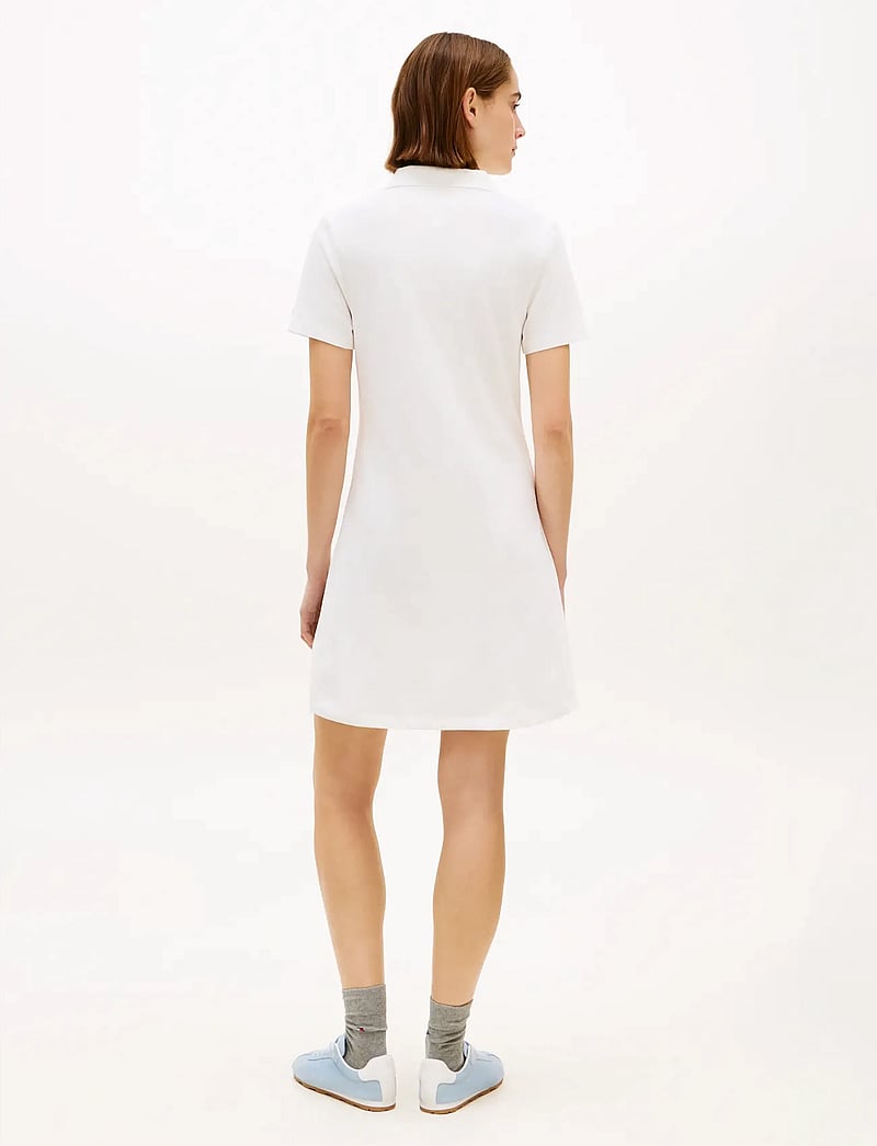 Tommy Hilfiger - TH SCRIPT OPEN-NK POLO DRS - t-shirtklänningar - ecru - 4