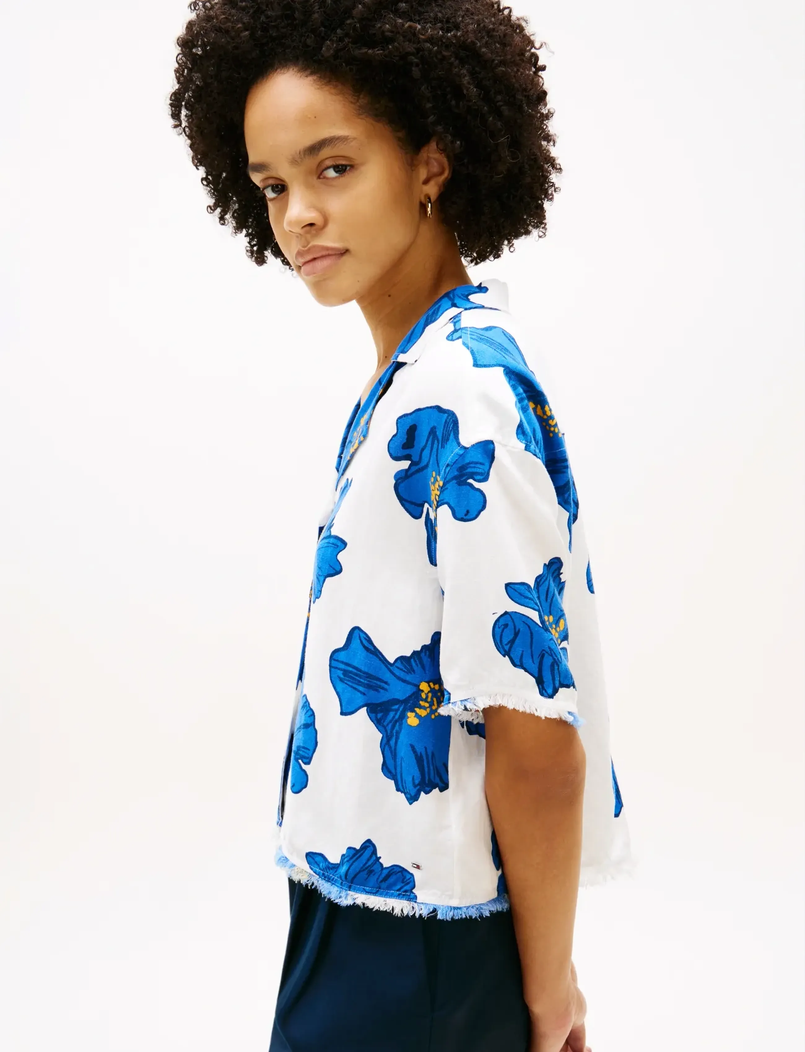 Tommy Hilfiger - FRAYED VIS/LINEN SS SHIRT - kortärmade skjortor - poppy print spaced ivory blue orbit - 4