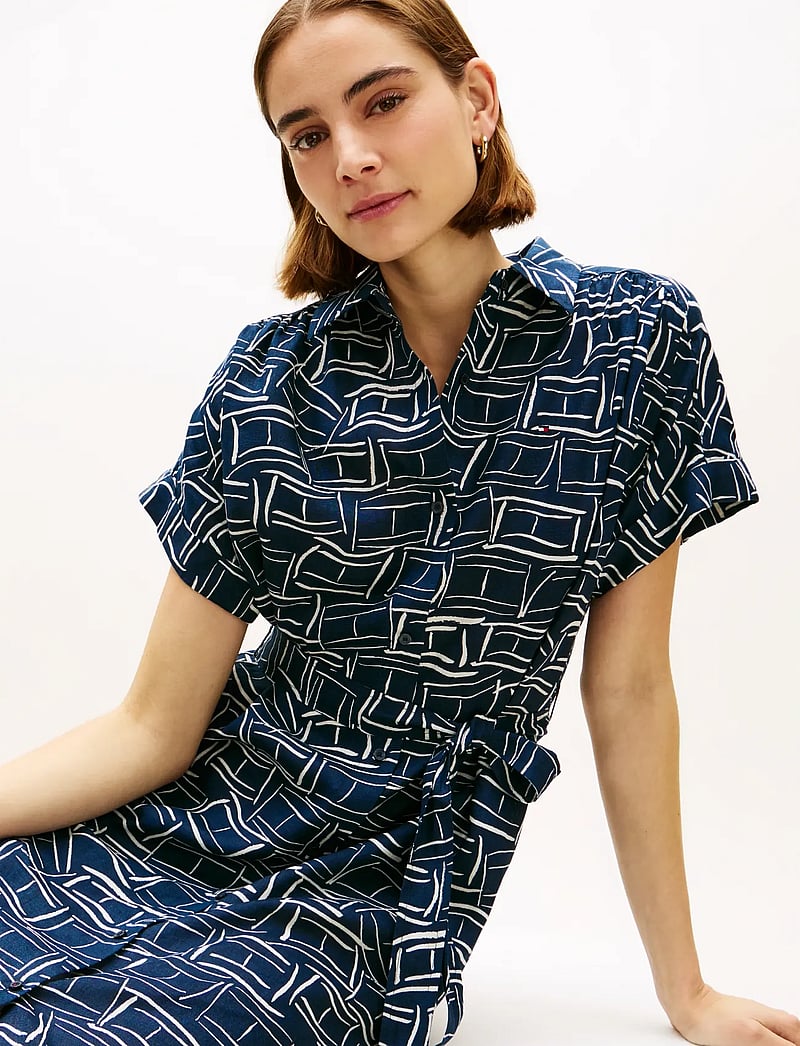 Tommy Hilfiger - LINEN BELTED KNEE SS SHIRT DRESS - skjortklänningar - flag feathers dark night navy - 3