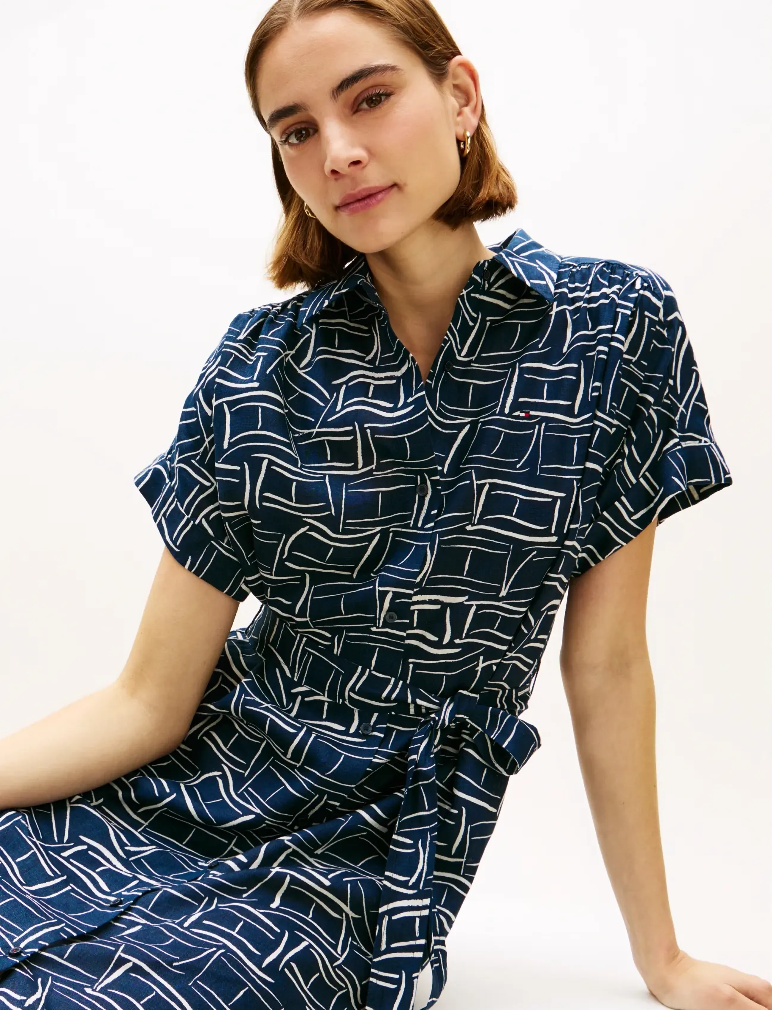 Tommy Hilfiger - LINEN BELTED KNEE SS SHIRT DRESS - skjortekjoler - flag feathers dark night navy - 3