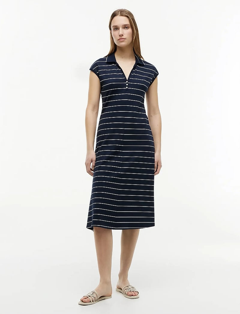 Tommy Hilfiger - LYOCELL PQ HENLEY MIDI POLO DRS - midi kjoler - fine stp dark night navy white - 0