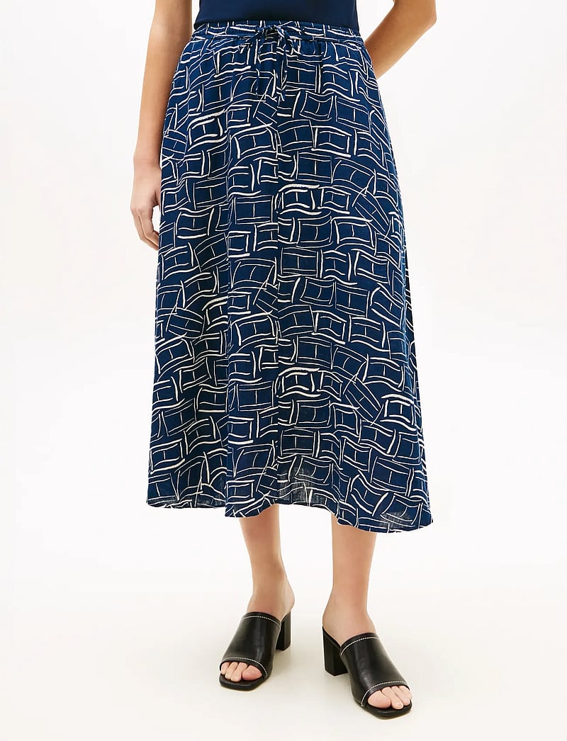 Tommy Hilfiger - ESS LINEN FLARE MIDI SKIRT - midi kjolar - flag feathers dark night navy - 0