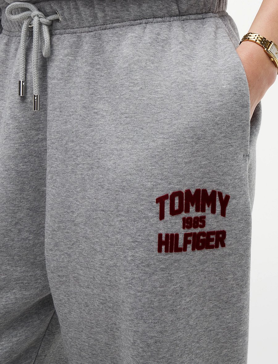 Tommy Hilfiger - VARSITY FLOCK CUFF MR SWTPANTS - sweatpants - medium grey heather - 4