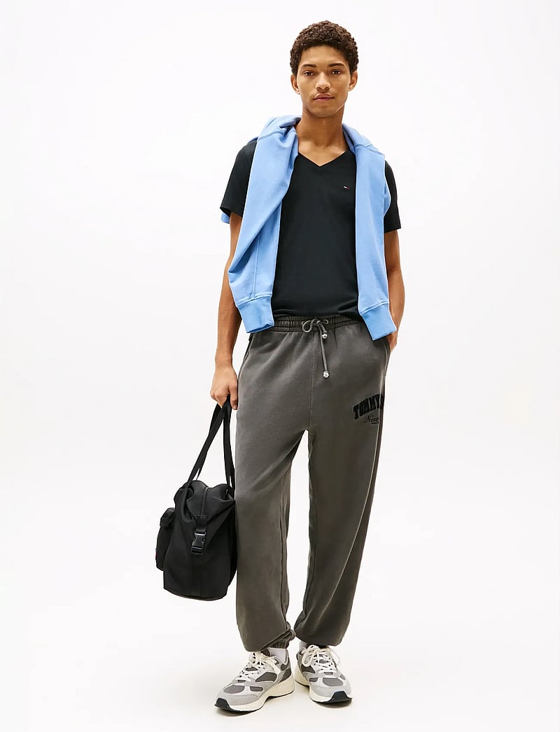 Tommy Jeans - TJM ORIGINAL JERSEY V NECK TEE - v-ringade t-shirts - tommy black - 0