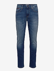 Tommy Jeans - AUSTIN SLIM TAPERED WMBS - džinsa bikses ar tievām starām - wilson mid blue stretch - 0