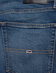 Tommy Jeans - AUSTIN SLIM TAPERED WMBS - džinsa bikses ar tievām starām - wilson mid blue stretch - 4
