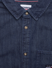 Tommy Jeans - TJM DENIM BADGE SHIRT - denimowe koszulki - mid indigo - 2