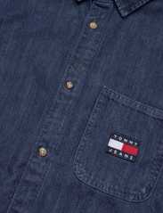 Tommy Jeans - TJM DENIM BADGE SHIRT - jeansskjorter - mid indigo - 3