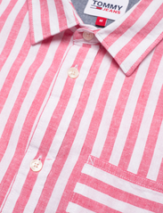 Tommy Jeans - TJM RLX SS STRIPE LINEN SHIRT - kortermede t-skjorter - laser pink stripe - 2