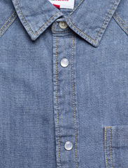 Tommy Jeans - TJM RLX WESTERN DENIM SHIRT - jeansskjortor - mid indigo wash - 2