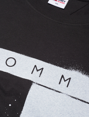 Tommy Jeans - TJM CLSC SPRAY FLAG TEE - kortärmade t-shirts - black - 2