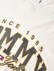 Tommy Jeans - TJM RLX LUXE VARSITY TEE - kortärmade t-shirts - ancient white - 2