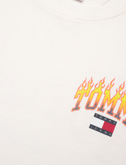 Tommy Jeans - TJM RLX VINTAGE FLAME TEE - kurzärmelige - ancient white - 2