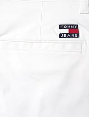 Tommy Jeans - TJM SCANTON SHORT - chinos shorts - white - 4