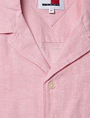 Tommy Jeans - TJM LINEN BLEND CAMP SHIRT EXT - kortærmede t-shirts - tickled pink - 2