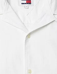 Tommy Jeans - TJM LINEN BLEND CAMP SHIRT EXT - kortærmede t-shirts - white - 2