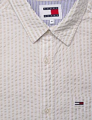 Tommy Jeans - TJM REG STRIPE SEERSUCKER SHIRT - kortærmede t-shirts - white / newsprint - 3