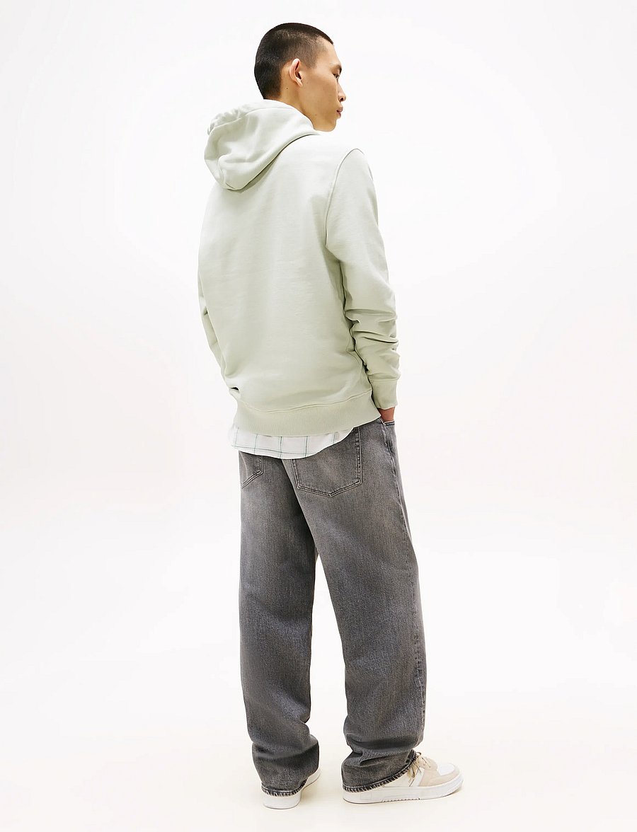 Tommy Jeans - TJM REG BADGE HOODIE EXT - pirkt pēc stila - misty sage tonal - 3