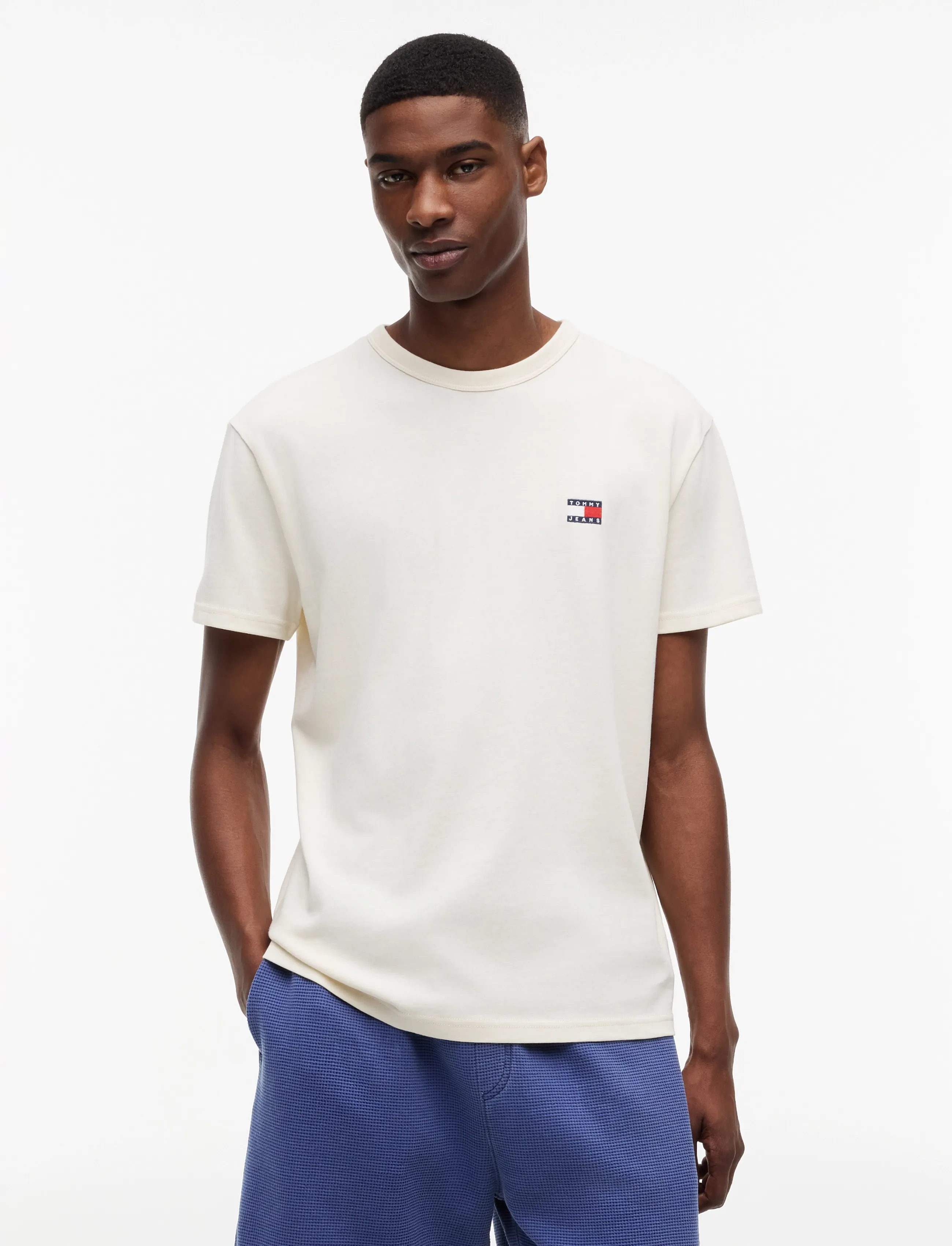 Tommy Jeans TJM REG BADGE TEE EXT - Kläder - CALICO / cream