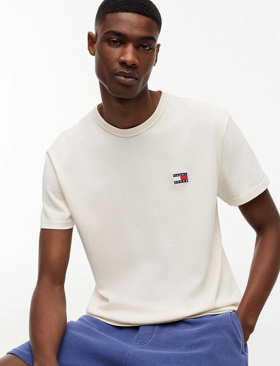 Tommy Jeans - TJM REG BADGE TEE EXT - kurzärmelige t-shirts - calico - 3